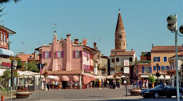 CAORLE: “PUGNO DI FERRO” CONTRO IL COMMERCIO ILLEGALE APPLICATO IL “DASPO” URBANO