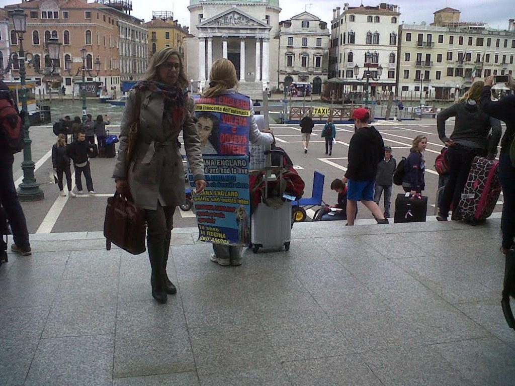 MANIFESTANTE A VENEZIA PER IL CASO ENGLARO