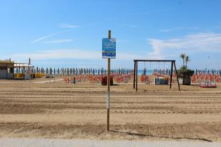 BIBIONE, INSTALLATI I PRIMI CARTELLI NO SMOKE NELLE SPIAGGE