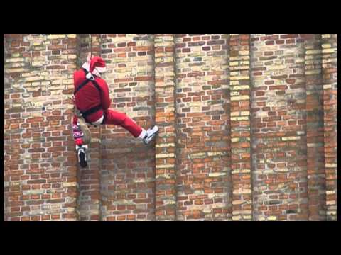 BABBO NATALE SCENDE DAL CAMPANILE CON GLI ELFI: ECCO IL NATALE DI QUARTO D’ALTINO