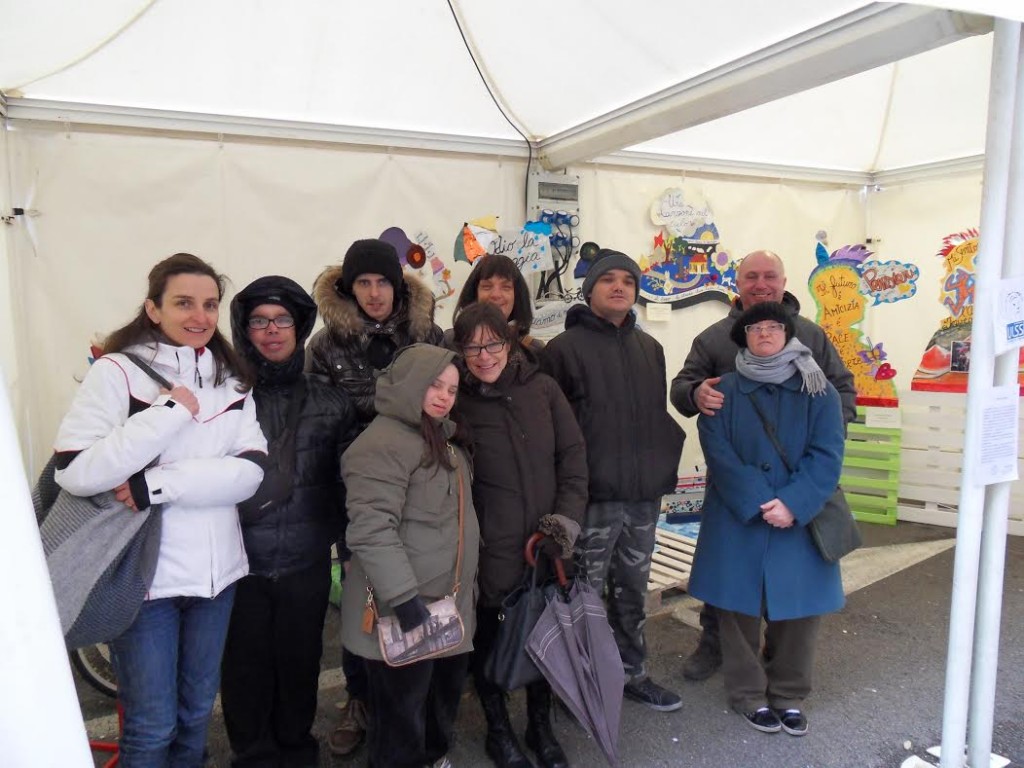 I LAVORI DI “FUORI CENTRO” ESPOSTI IN UN GAZEBO DI CORSO TRENTIN