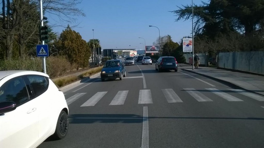 VIA CALVECCHIA, L’ATTRAVERSAMENTO PEDONALE SPOSTATO E DOTATO DI SEMAFORO