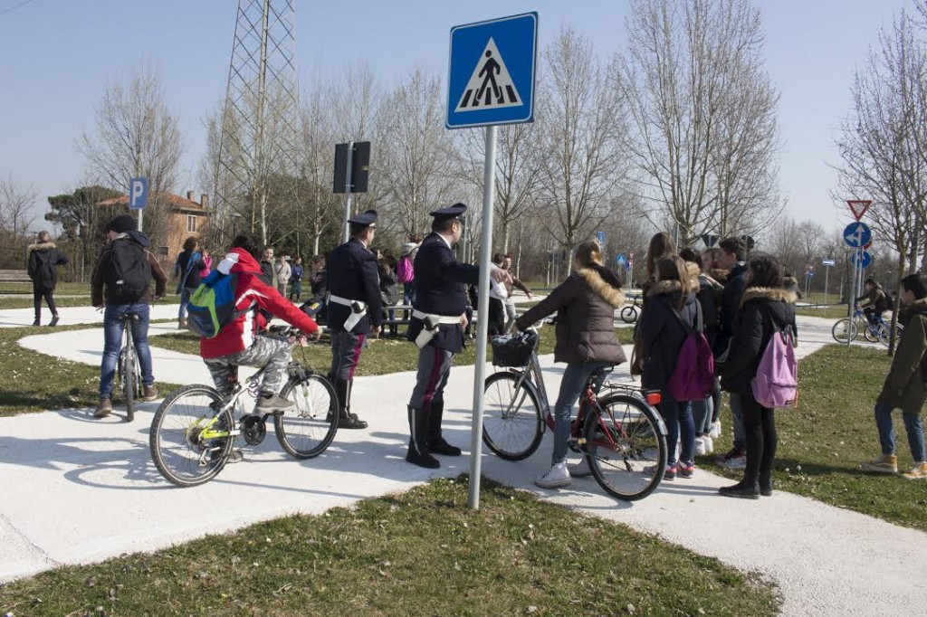 “PRECEDENZA ALLA SICUREZZA”, GLI ALLIEVI DELLE SCUOLE MEDIE A LEZIONE DI EDUCAZIONE STRADALE