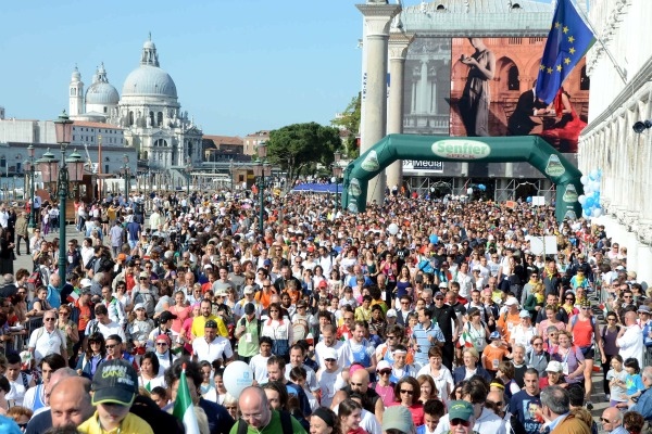 “SU E ZO PER I PONTI”, TORNA LA CAMMINATA DI SOLIDARIETA’ TRA LE CALLI