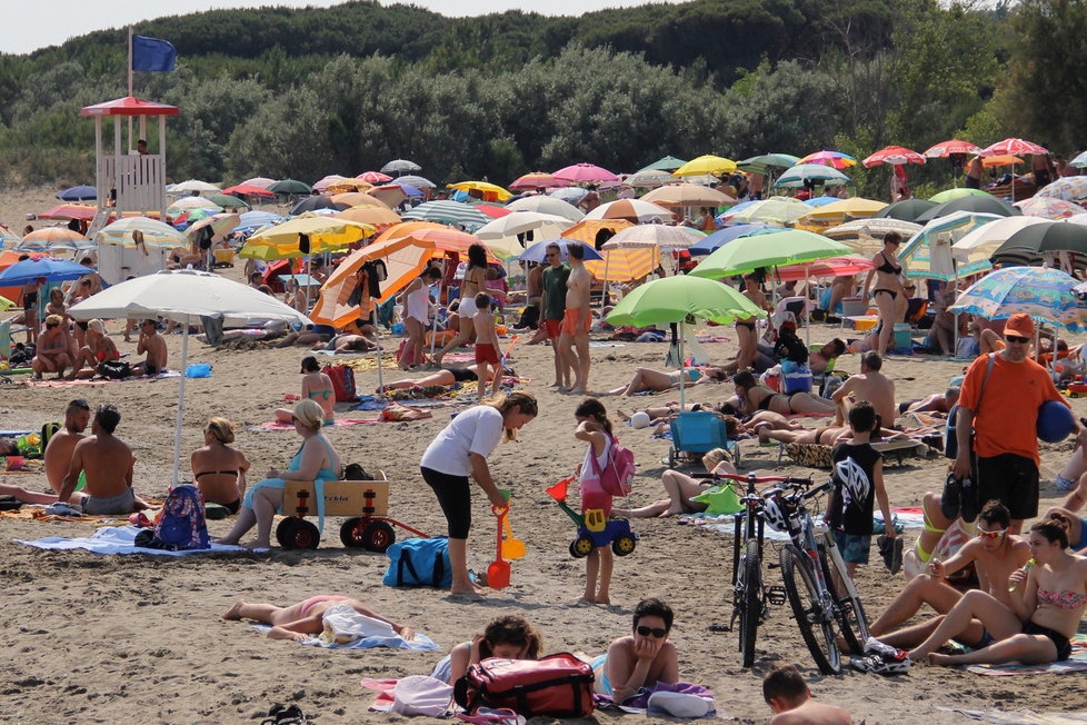 TURISTI ANZIANI: BOOM DI MALORI IN SPIAGGIA  PRESENZE TURISTICHE IN FORTE AUMENTO