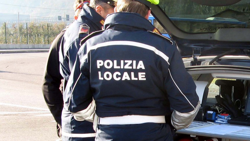 POLIZIA LOCALE, SANZIONATO LOCALE CHE SERVIVA ALCOLICI AI MINORI