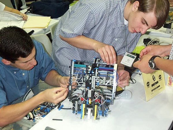 INCONTRO SULLA ROBOTICA AL TEATRO ASTRA