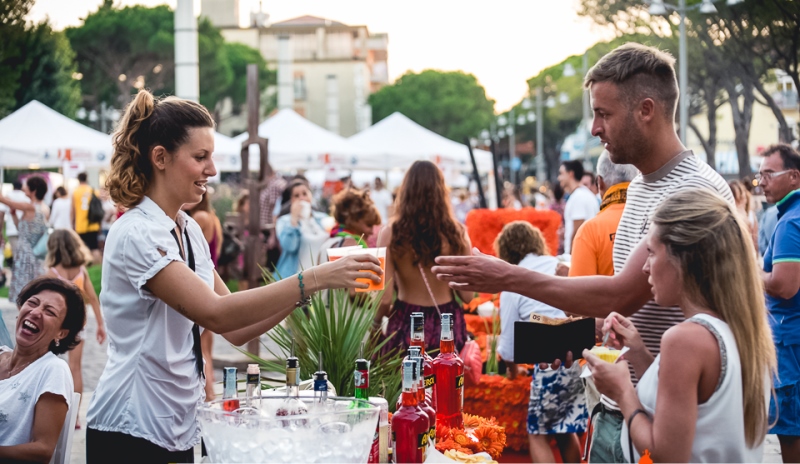 SPRITZ&FLOWERS, OVVERO L’ARTE FLOREALE ALL’ORA DELLO SPRITZ DOMENICA 30 LUGLIO – PIAZZETTA CASABIANCA JESOLO