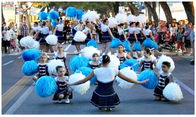 CENTRO ANNI SERENI: L’ESIBIZIONE DELLE MAJORETTES ONDA AZZURRA PER SALUTARE IL NUOVO MESE