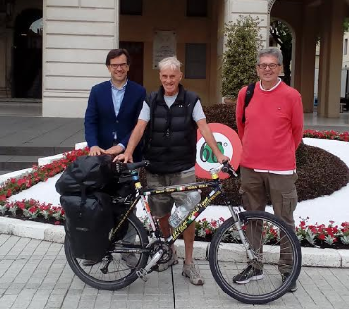 TAPPA A SAN DONA’ PER JANUS RIVERS, L’81ENNE CHE FA IL GIRO DEL MONDO IN BICI