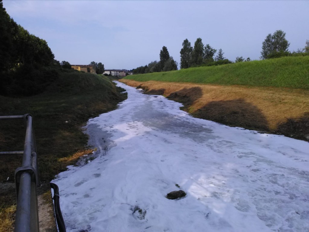 GUARDA (AMP) E ZANONI (PD): “FIUMI BRENDOLA E GUÀ: È UN DISASTRO AMBIENTALE.  C’ERA L’ALLERTA METEO, GRAVE CHE LE BARRIERE ANTI INQUINAMENTO ABBIANO CEDUTO, NON SI PUÒ AGIRE COSÌ”