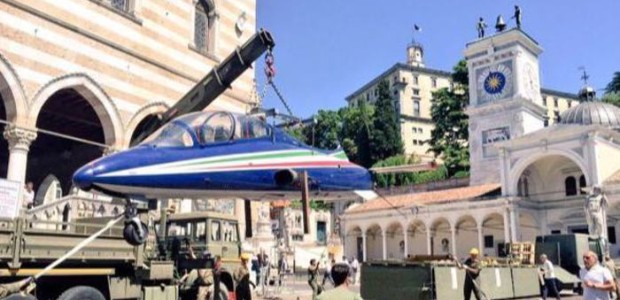 FRECCE TRICOLORE: UN AEREO PAN ESPOSTO IN PIAZZA A UDINE