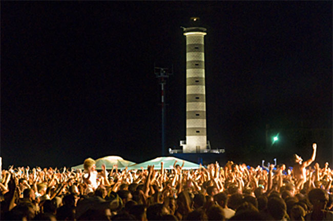 JESOLO: AGOSTO SI INFIAMMA CON MUSICA E FESTE SULLA SPIAGGIA JESOLO: AGOSTO SI INFIAMMA CON MUSICA E FESTE SULLA SPIAGGIA