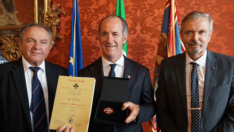 DELEGAZIONE DELLA CROCE NERA D’AUSTRIA RICEVUTA IN REGIONE. IL PRESIDENTE ZAIA DECORATO PER L’IMPEGNO DEI VENETI NELLA CONSERVAZIONE DEI SACRARI DELEGAZIONE DELLA CROCE NERA D’AUSTRIA RICEVUTA IN REGIONE. IL PRESIDENTE ZAIA DECORATO PER L’IMPEGNO DEI VENETI NELLA CONSERVAZIONE DEI SACRARI