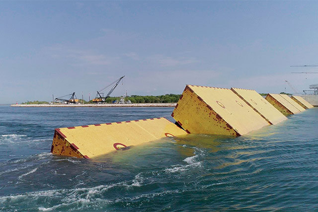 MONTANARIELLO E ZOTTIS (PD): “MOSE IN AZIONE, PESCATORI IMPOSSIBILITATI A USCIRE IN MARE. PER CHIOGGIA È UN DANNO GRAVISSIMO, ACCELERARE I LAVORI PER LA CONCA DI NAVIGAZIONE”