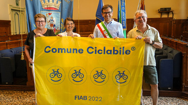 CONSEGNATA LA BANDIERA GIALLA DI COMUNE CICLABILE. SAN DONÀ PER IL 5° ANNO CONSECUTIVO OTTIENE 4 BIKE SMILE DA FIAB COMUNI CICLABILI