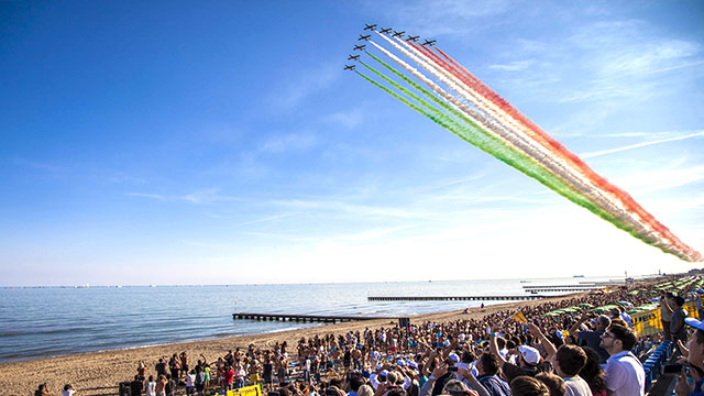 PATTUGLIA ACROBATICA NAZIONALE, A JESOLO IL PRIMO ACCESSO AL MARE DEDICATO ALLE “FRECCE TRICOLORI”