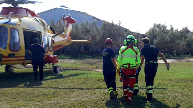 CAVALLINO TREPORTI: LA SQUADRA DEI CIVICI POMPIERI SOCCORRONO UNA DONNA DURANTE UN’ESERCITAZIONE A PELLESTRINA