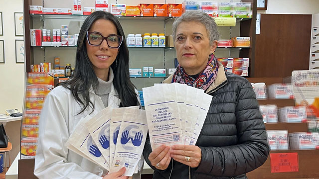 LOTTA A TUTTO CAMPO CONTRO IL TUMORE DEL COLON RETTO: SACCHETTI IN FARMACIA, AUTOBUS BRANDIZZATI E UNA RETE DI OPERATORI PER AUMENTARE L’ADESIONE ALLO SCREENING